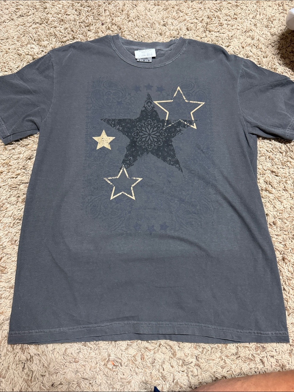 Women’s comfort colors Graphic Star T‑Shirt - Gray with Gold Stars